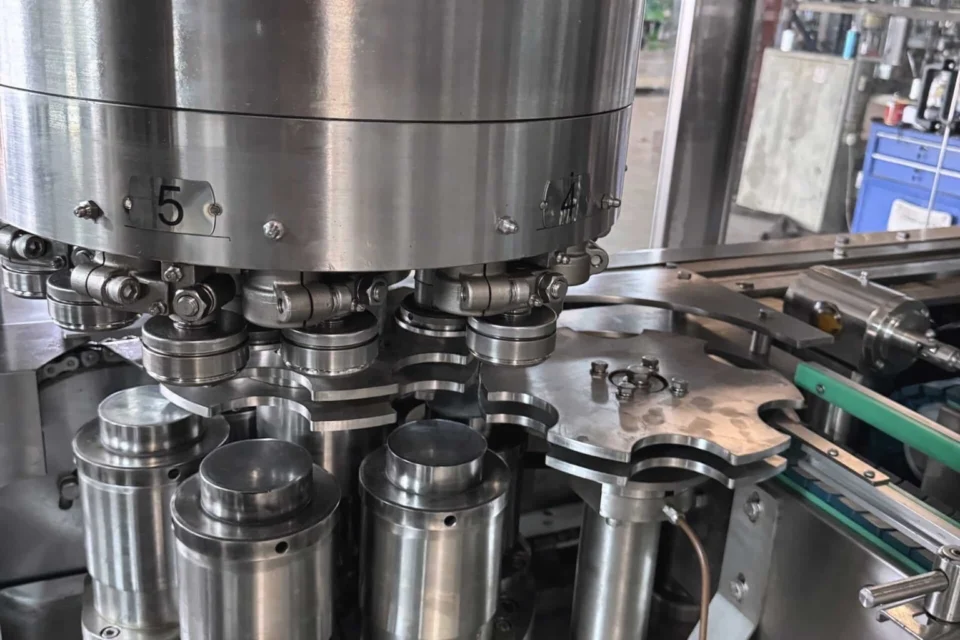 Real stopped can seaming assembly with heads, rolls and can supports