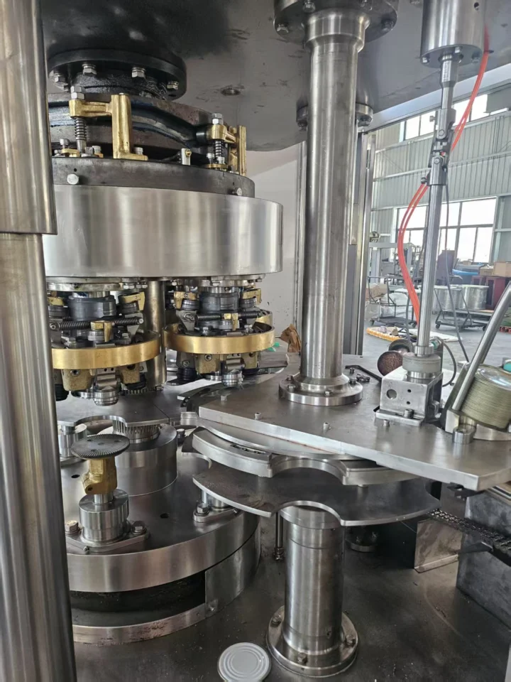 FBN6 stationary-can seaming heads and can-lifting mechanism